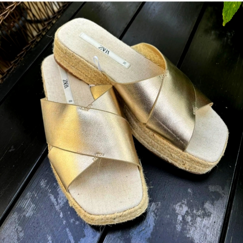 Zara gold slides 39